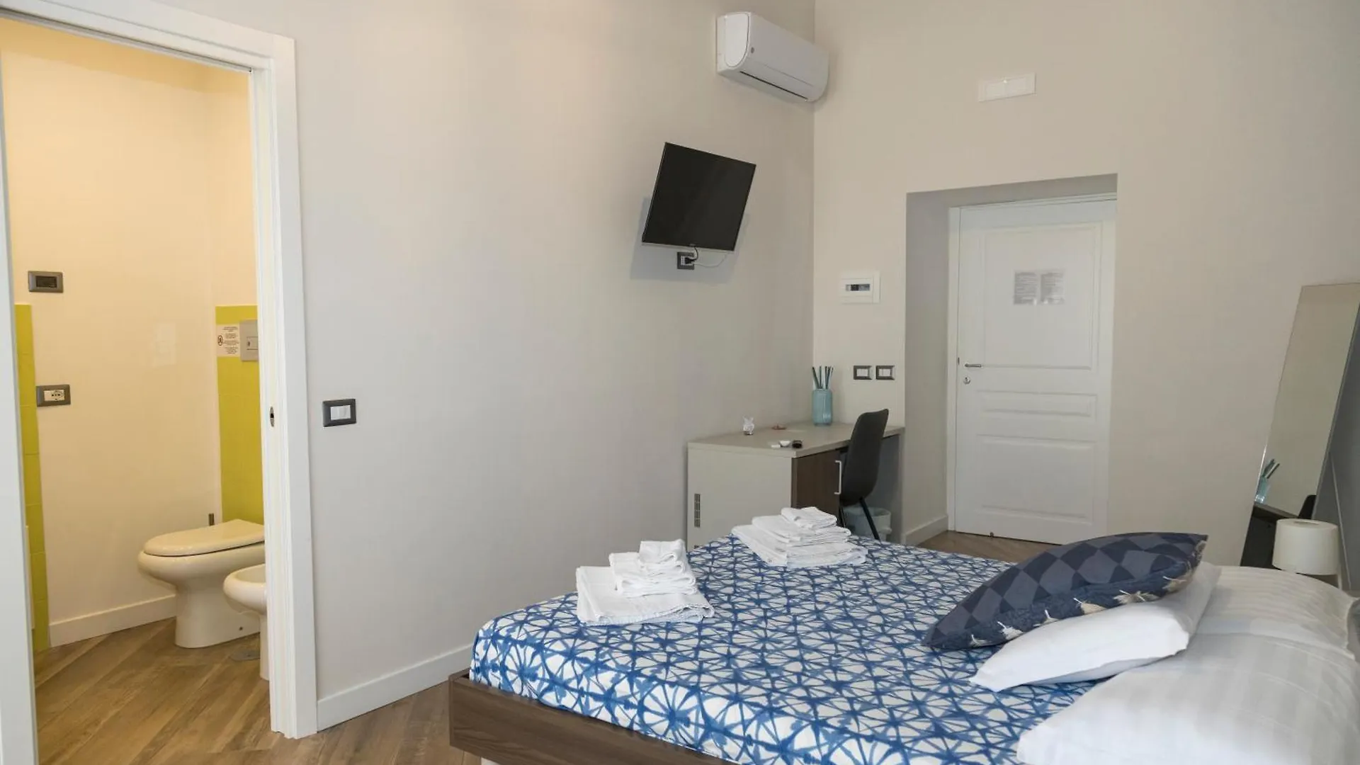 Rooms Garibaldi Naples Guest house