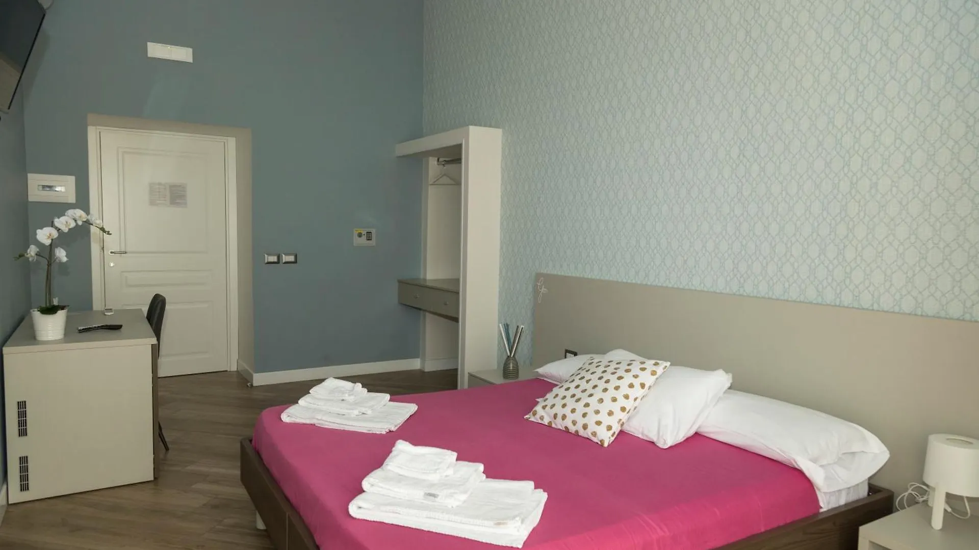 Rooms Garibaldi Naples